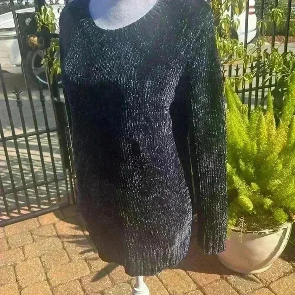 Orvis ladies crewneck long sleeve sweater medium. Excellent condition. Dark Navy - Picture 10 of 11